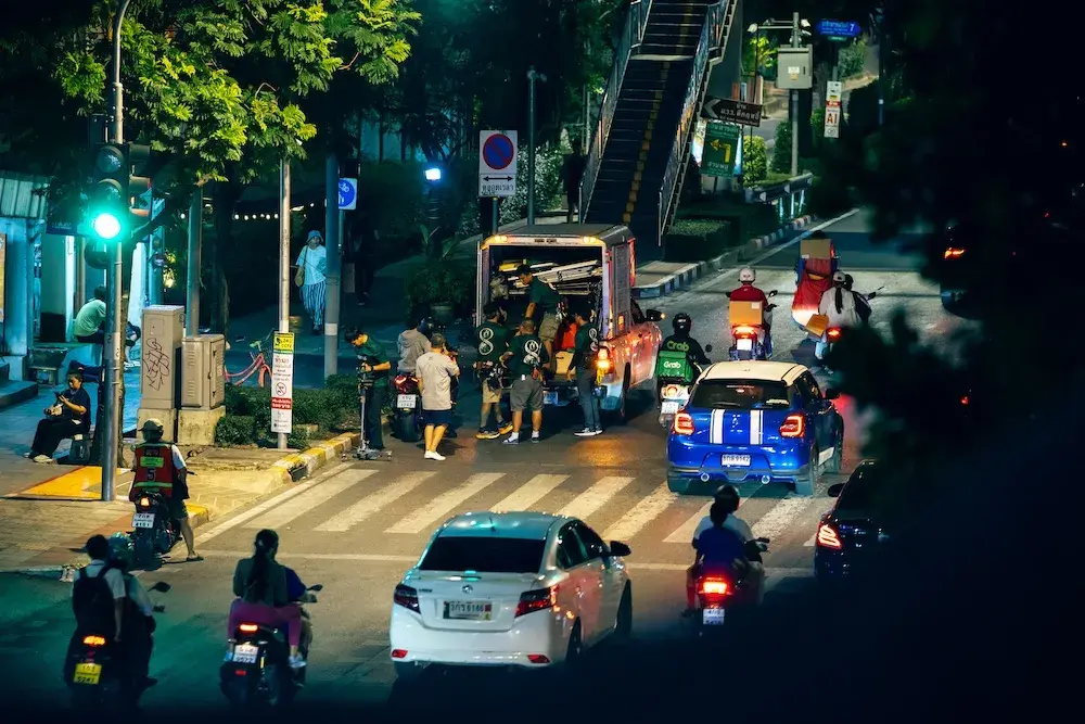 กองถ่ายโฆษณา Canon กลางคืน รถตู้ขนอุปกรณ์บนถนนกรุงเทพฯ