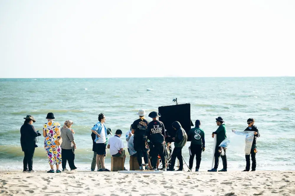 ทีมงานเรียงตัวบนชายหาด ระหว่างเตรียมฉากถ่ายทำ