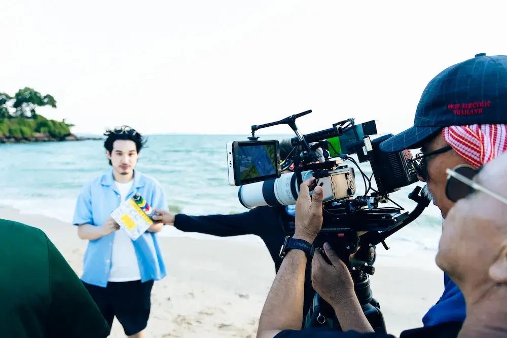 ช่างภาพถ่ายทำบนชายหาด ใช้มอนิเตอร์ PortKeys มองภาพ