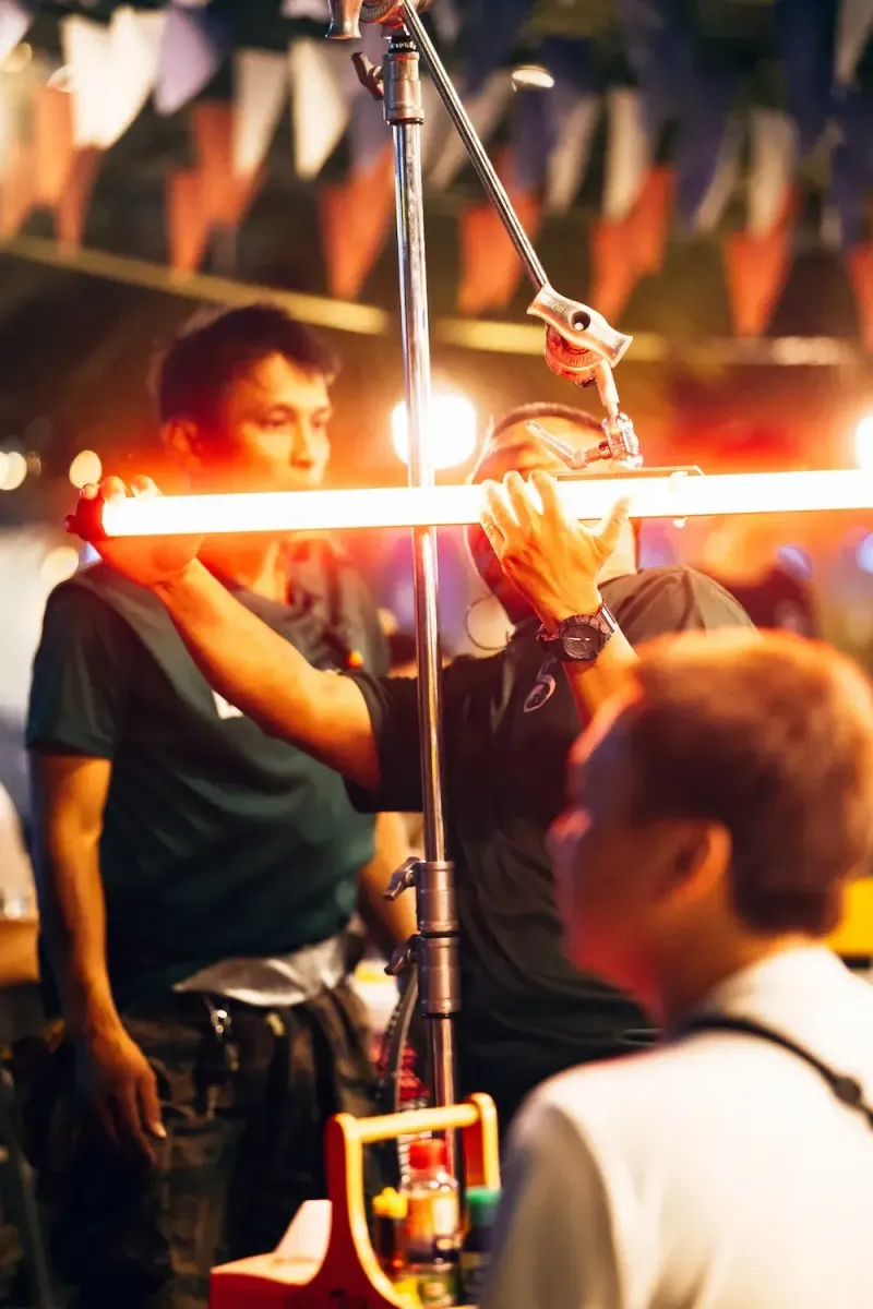 ทีมงานจัดไฟ Nanlite ระหว่างถ่ายทำกลางคืน