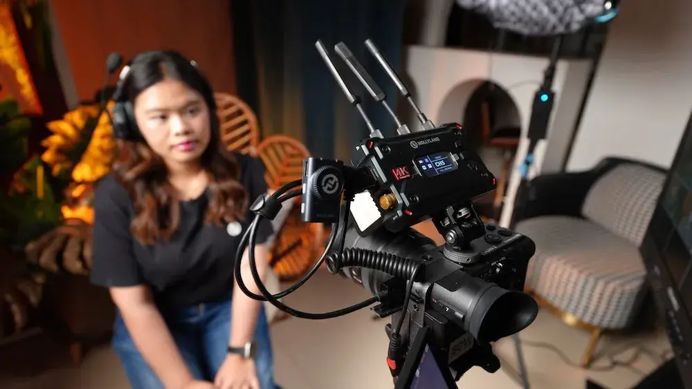 Hollyland 4K Wireless Video Transmitter ติดบนกล้อง