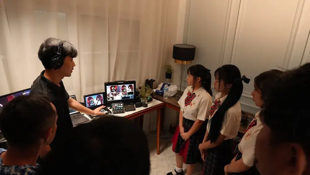 ฐาน Live Streaming วิทยากรควบคุมสัญญาณผ่าน Monitor หลายจอ