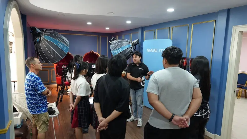 ฐาน Nanlite วิทยากรอธิบายการจัดแสงหน้า Backdrop Nanlite