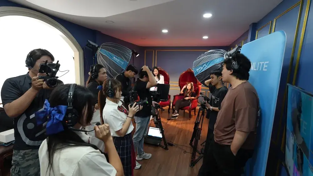 ฐาน Solo Interview สตูดิโว Portrait Studio จัดไฟ Nanlite Parabolic