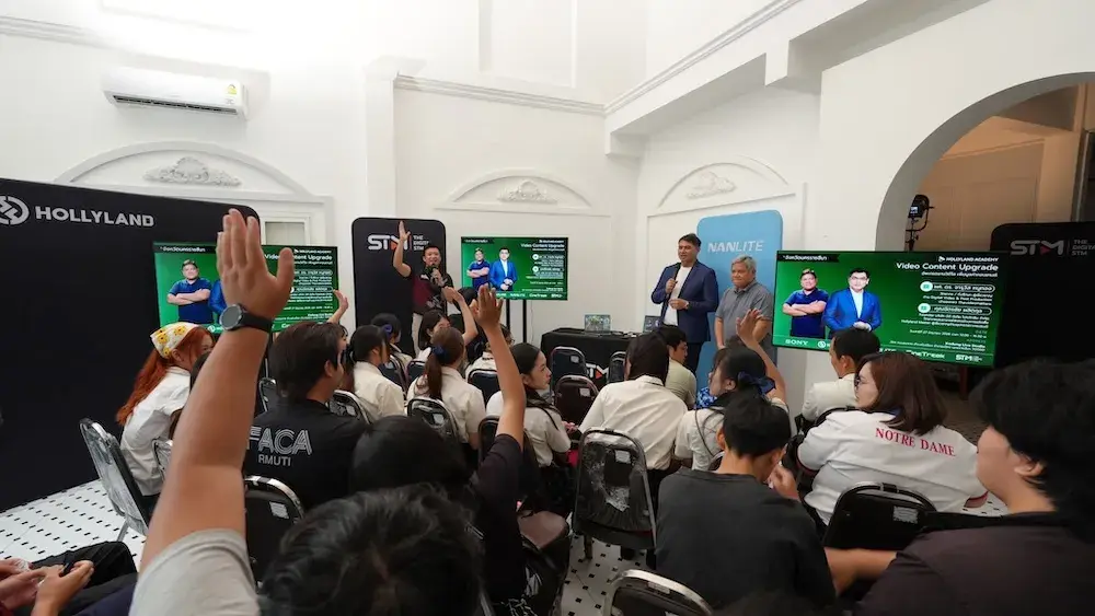 วิทยากร Sony Thai ถือไมค์พูดคุยกับผู้เข้าร่วม