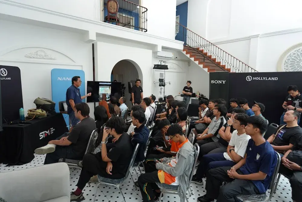 Hollyland Academy x Cinetoys จัดแสงวางเฟรม ที่โคราช - ภาพรวมงาน พี่ป้อม (DOP Cinetoys) อธิบายหน้าแถวผู้เข้าร่วมงาน พร้อม Backdrop The Digital STM