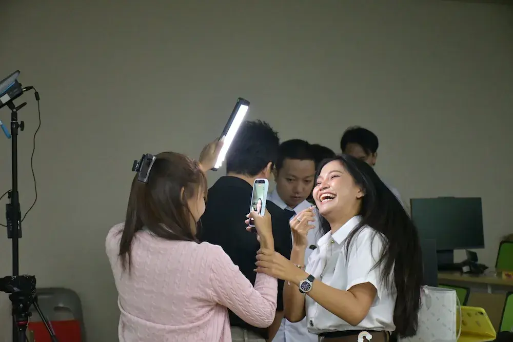 นักศึกษาทดลองถ่ายคลิปด้วย LED light ในเวิร์กช็อป