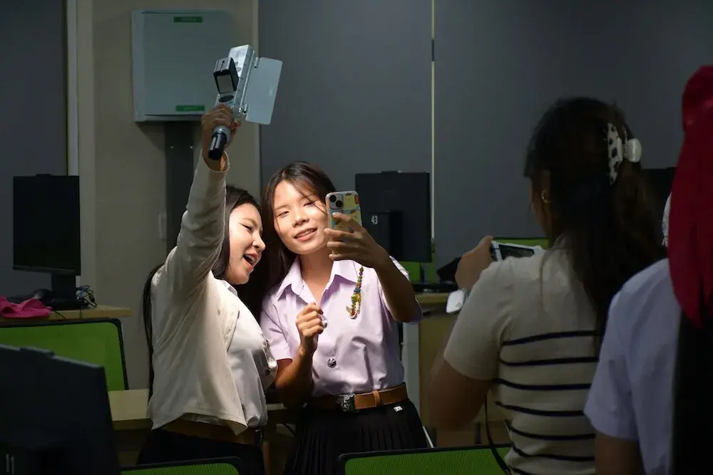 นักศึกษาลองถ่ายคลิปด้วย LED