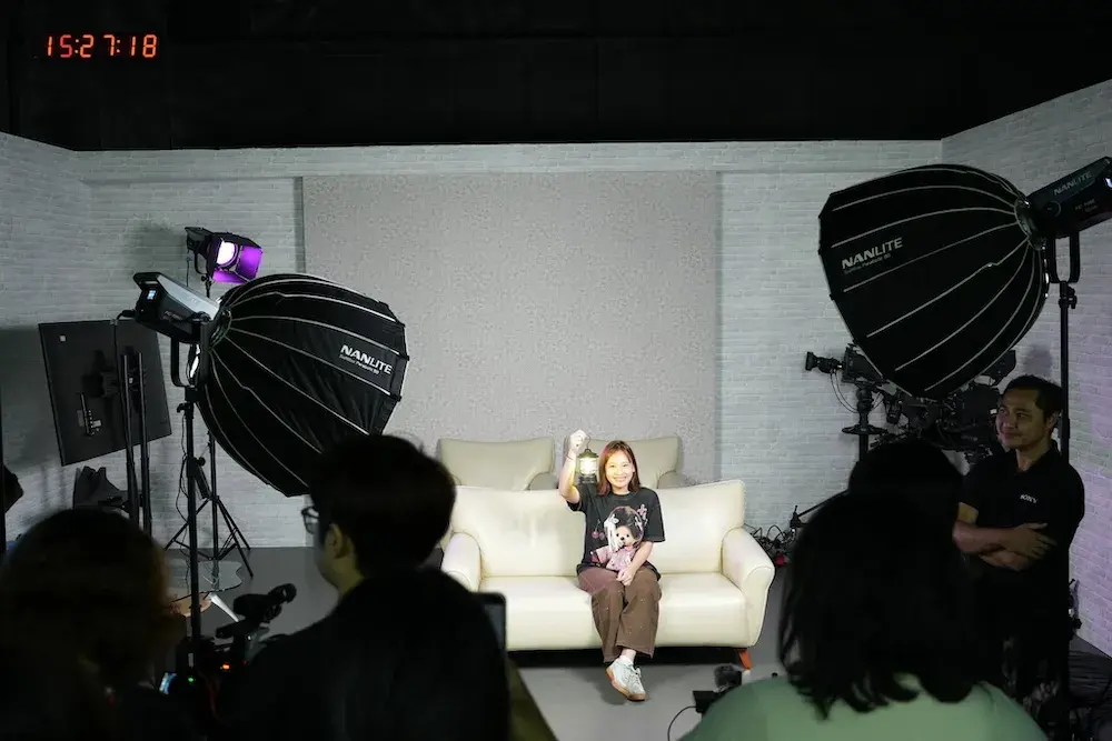 ฉาก Living Room สาธิตการใช้ Nanlite Parabolic