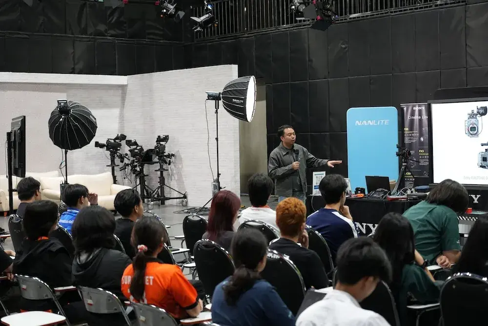 วิทยากรอธิบายกล้อง Sony FX2 หน้า Backdrop Sony