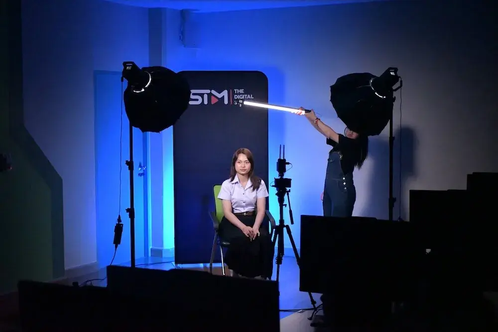 เวิร์กช็อป Hollyland Academy x RMUTI Video Content - น้องนักศึกษาในสตูดิโอ The Digital STM พร้อมไฟ Nanlite Parabolic และ LED tube light