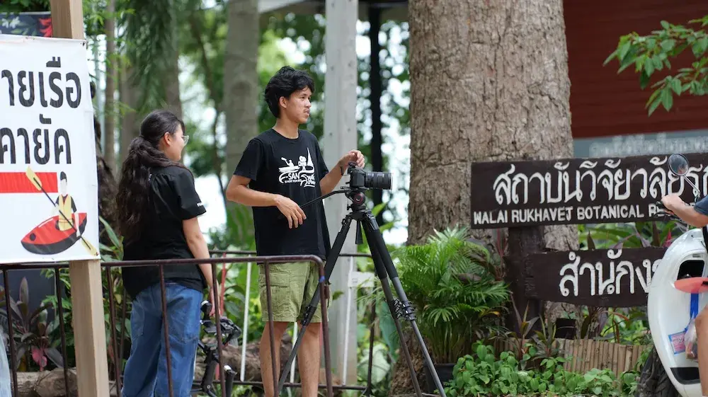 นักศึกษาทดลองใช้กล้องและขาตั้ง Miliboo ที่สวนวลัยรุกขเวช
