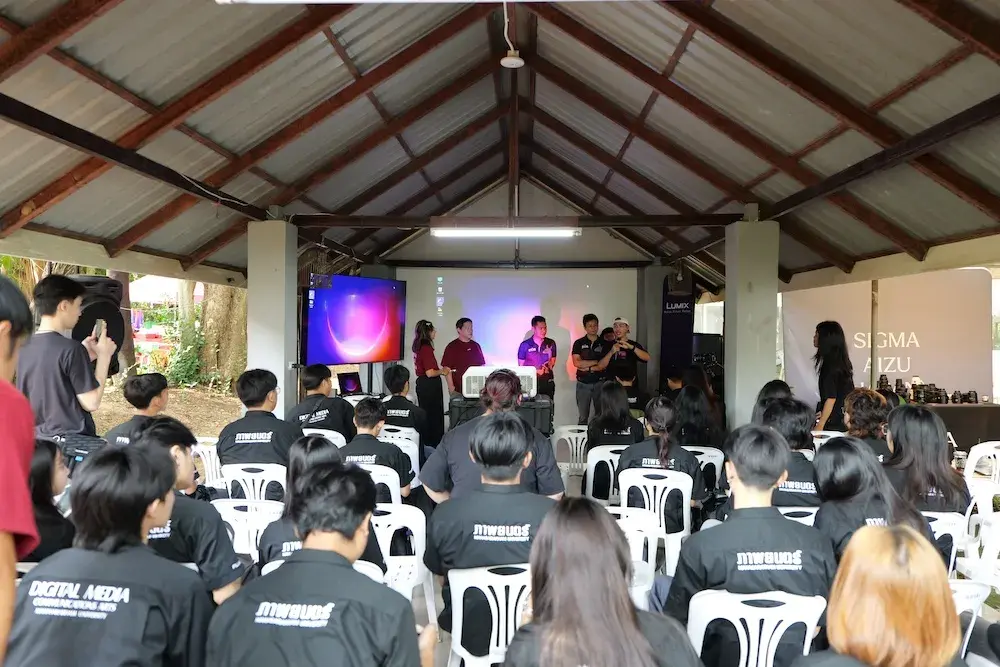 ทีมงาน Digital STM สาธิตการใช้อุปกรณ์โปรดักชันให้นักศึกษา