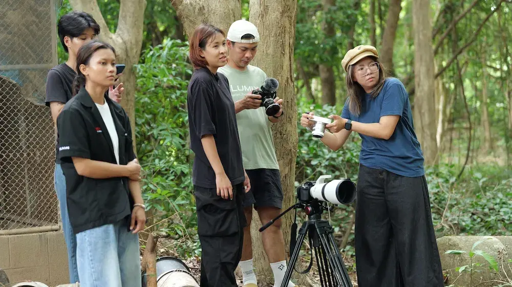 นักศึกษาฝึกปฏิบัติการถ่ายทำภาพยนตร์สั้นในสวน