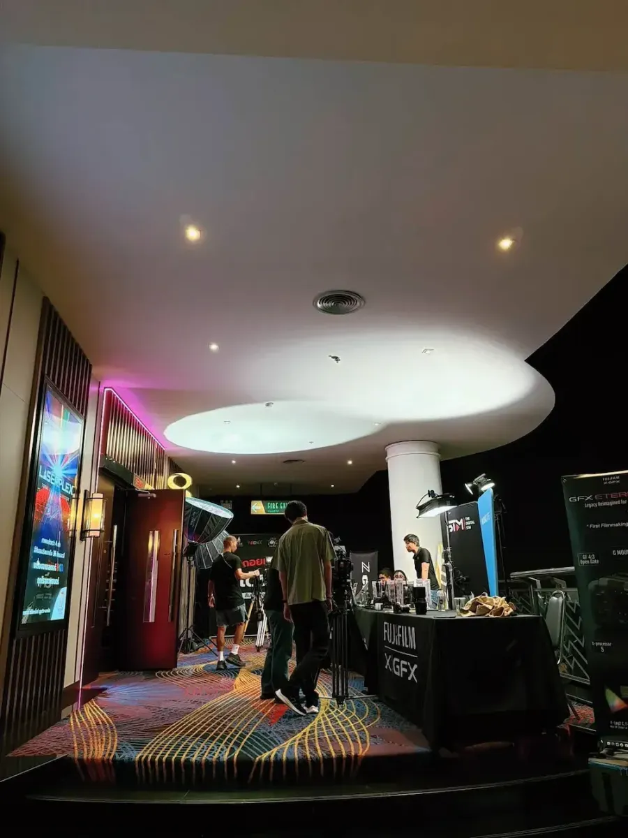 บรรยากาศบูธงานเสวนา Tecna AI ภาพยนตร์ แสดง FUJIFILM XGFX และอุปกรณ์ Nanlite