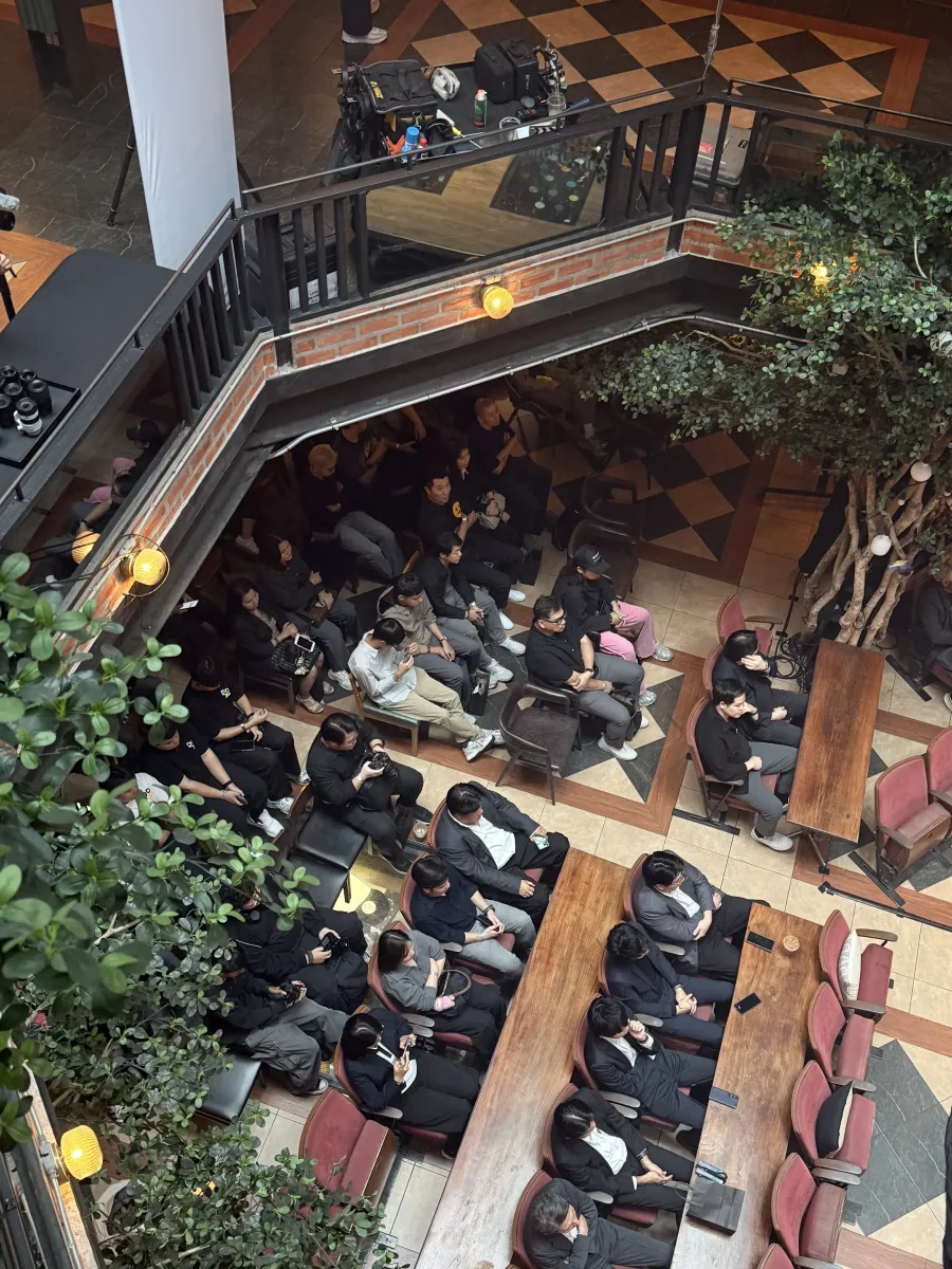 ผู้ร่วมงานเปิดตัว SONY FX5 ในสถานที่จัดงาน